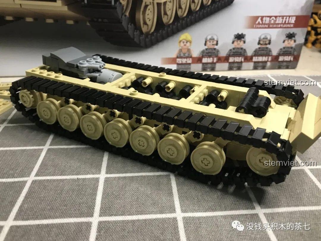 Xe tăng M1A2 Abrams với xích xe đã được lắp hoàn chỉnh, nhìn từ góc trên.