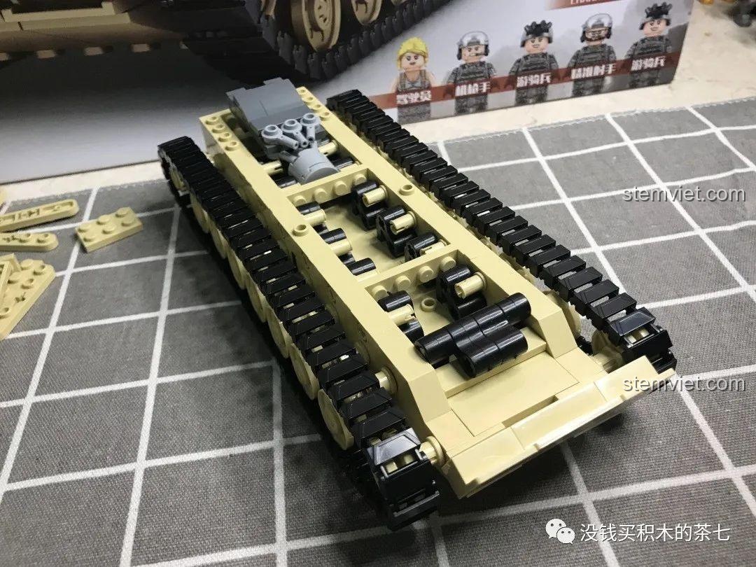 Khung gầm và xích xe tăng M1A2 Abrams đã hoàn thiện, sẵn sàng cho việc lắp ráp các phần còn lại.