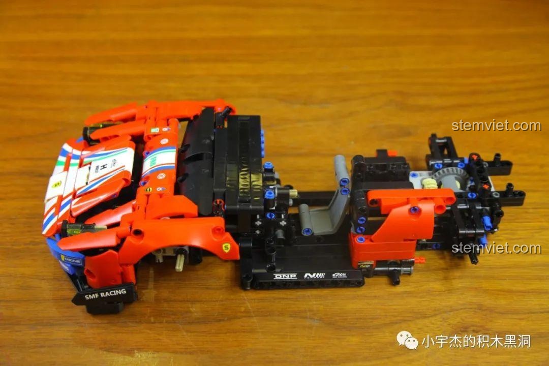 Phần đầu xe của mô hình JiaZhi 8613 Ferrari 488 GTE đã hoàn thành, sẵn sàng cho các bước tiếp theo.