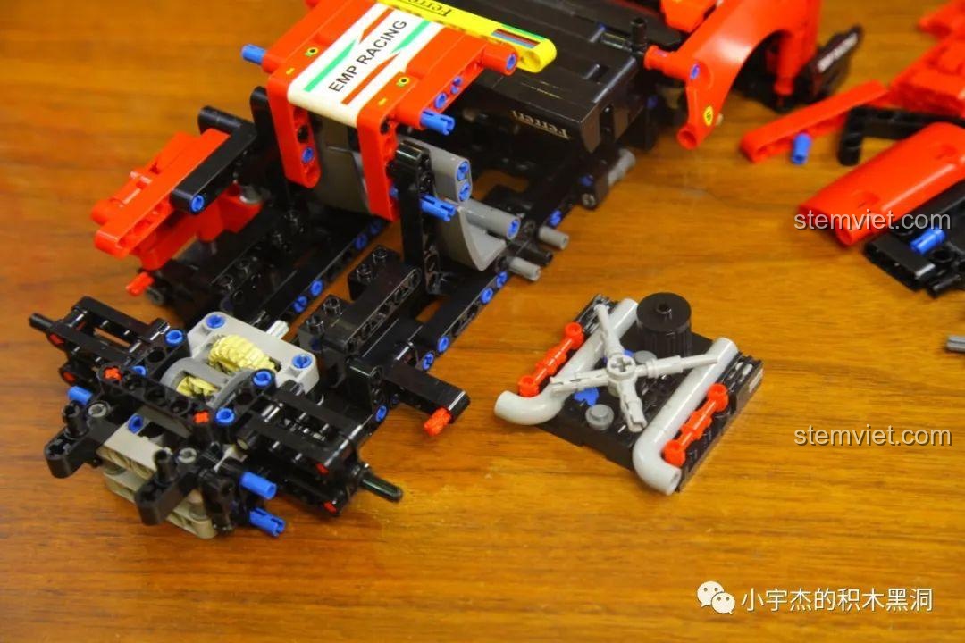 Khoang động cơ phía sau của mô hình JiaZhi 8613 Ferrari 488 GTE đang được lắp ráp, thể hiện cấu trúc bên trong.