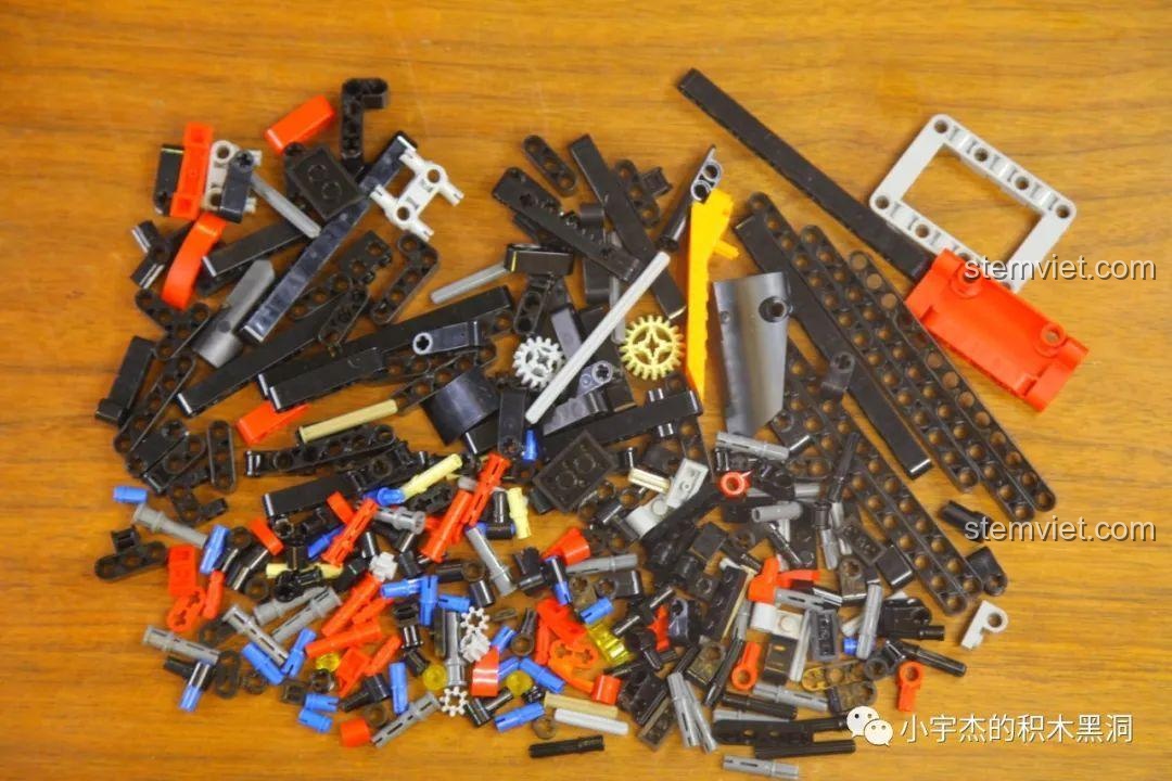 Các mảnh ghép trong túi số 1 của bộ nhận xét JiaZhi 8613 Ferrari 488 GTE được trải ra trên bàn.