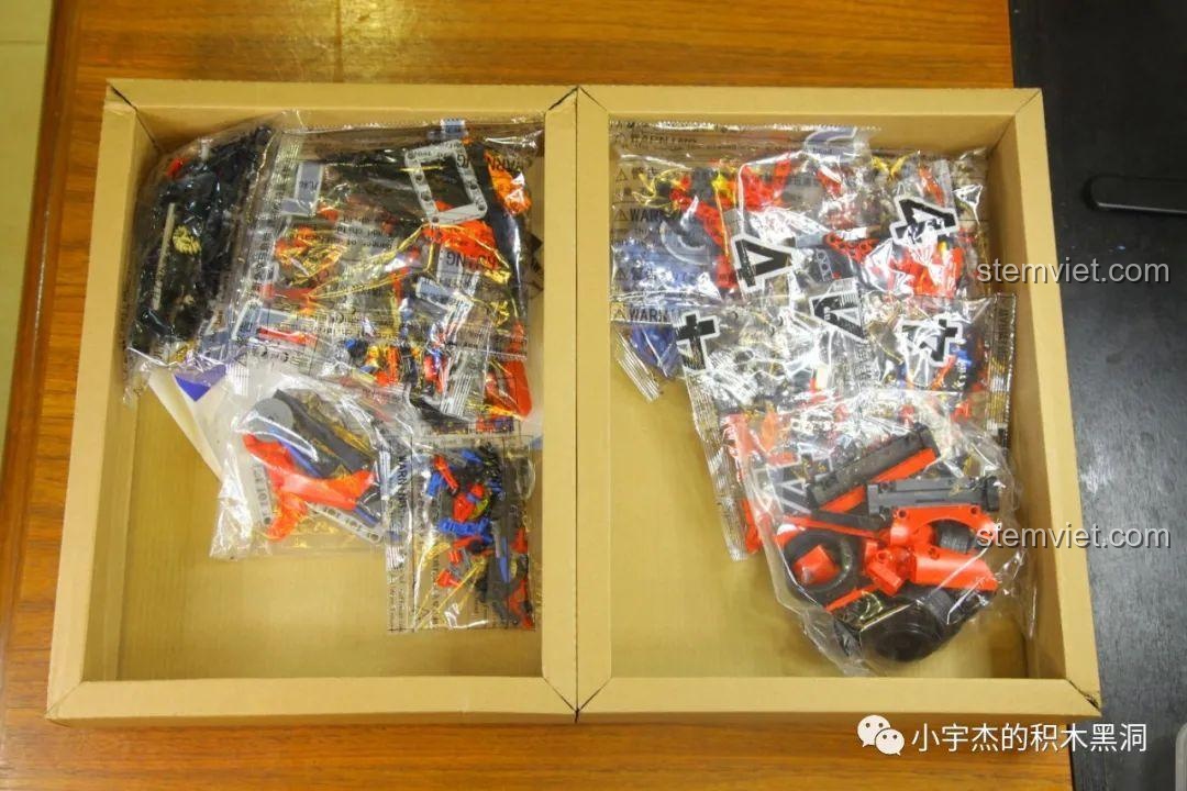 Bên trong hộp của bộ lắp ráp JiaZhi 8613 Ferrari 488 GTE với các túi mảnh ghép được phân loại gọn gàng.