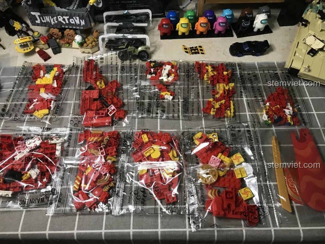 Các túi chi tiết và sách hướng dẫn của bộ lắp ráp Robot Vũ Sư Biến Hình JIAZHI SY-5500 được sắp xếp gọn gàng.