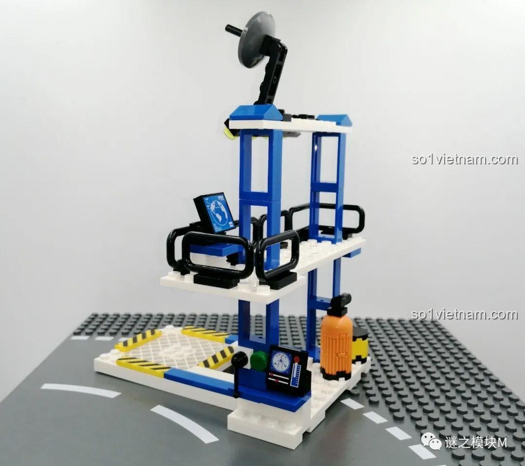 Các chai nước Pocari Sweat mini được tháo rời từ các mô hình, xếp thành hàng.