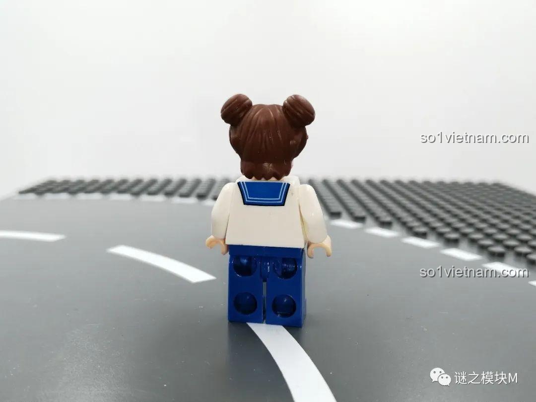 Mặt sau của minifigure Pocari Sweat tóc búi, hiển thị chi tiết in ấn trên lưng áo và quần.