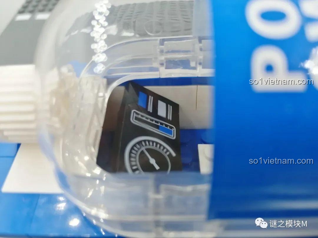 Nội thất bên trong tàu cao tốc Huolibaopeng của Pocari Sweat, hiển thị ghế ngồi qua cửa sổ trong suốt.