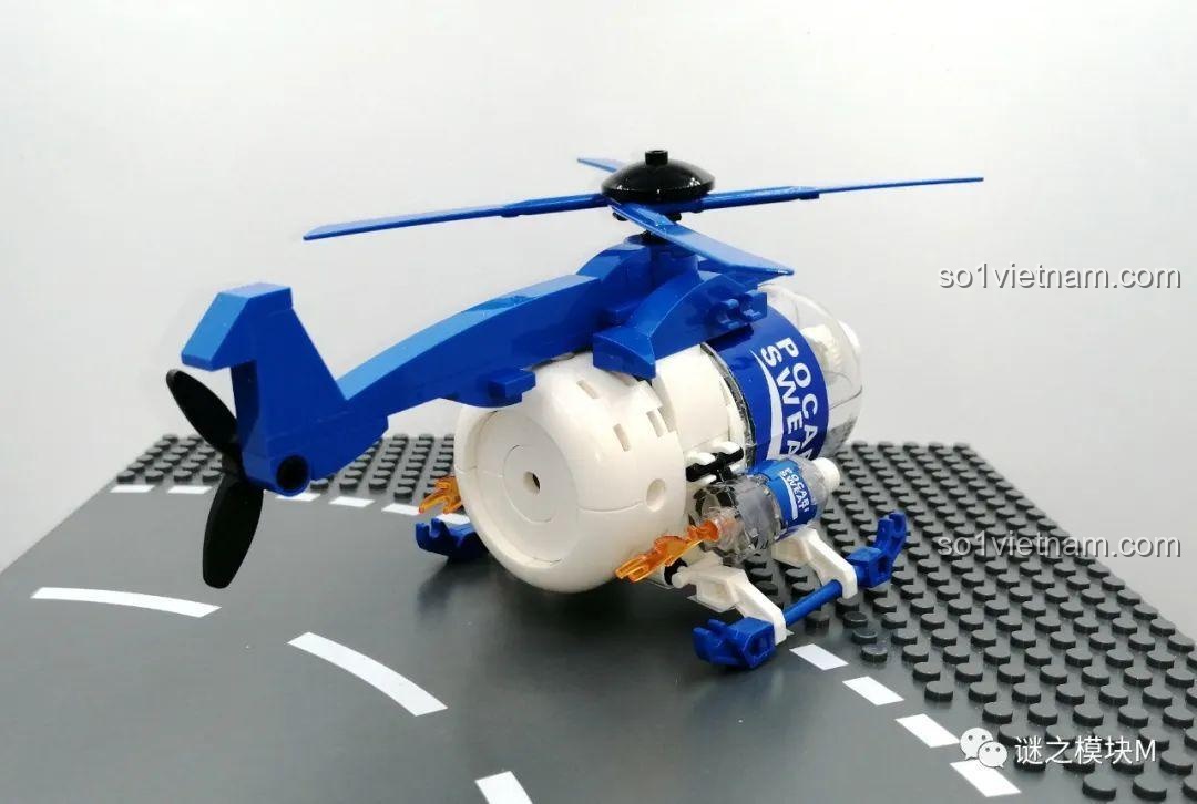 Mô hình tên lửa Cupid của Pocari Sweat trên bệ phóng, với hiệu ứng đèn phát sáng màu xanh.