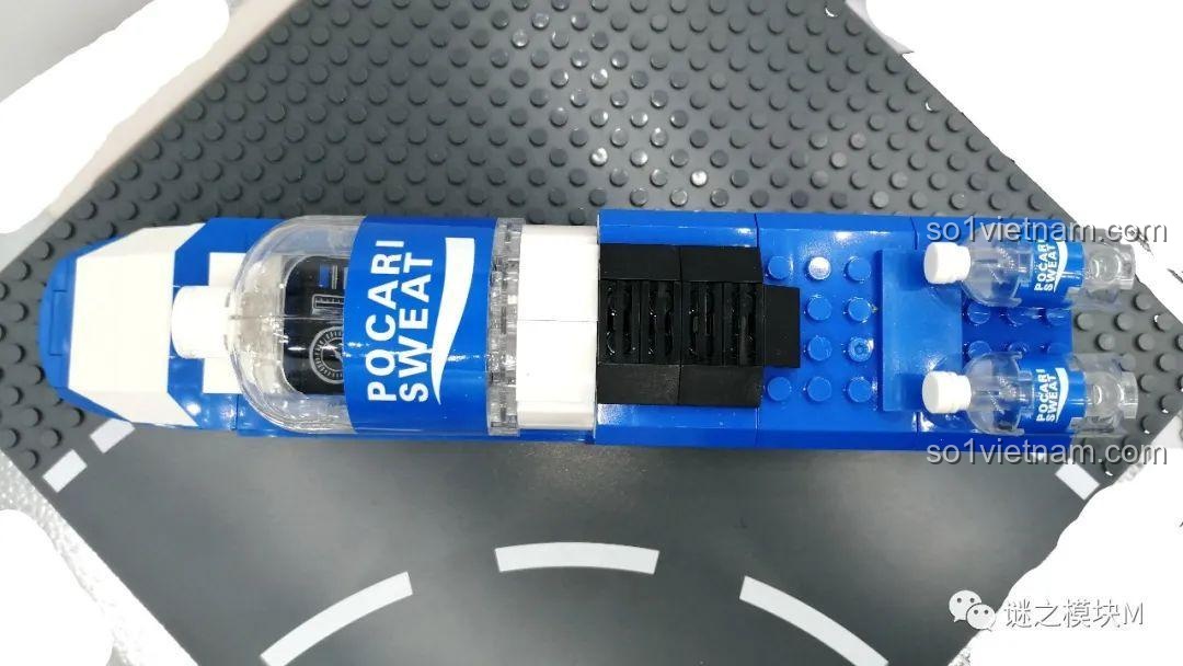 Mặt sau của mô hình thuyền tốc độ Bushuichangkuaiting của Pocari Sweat, hiển thị động cơ và các chi tiết.