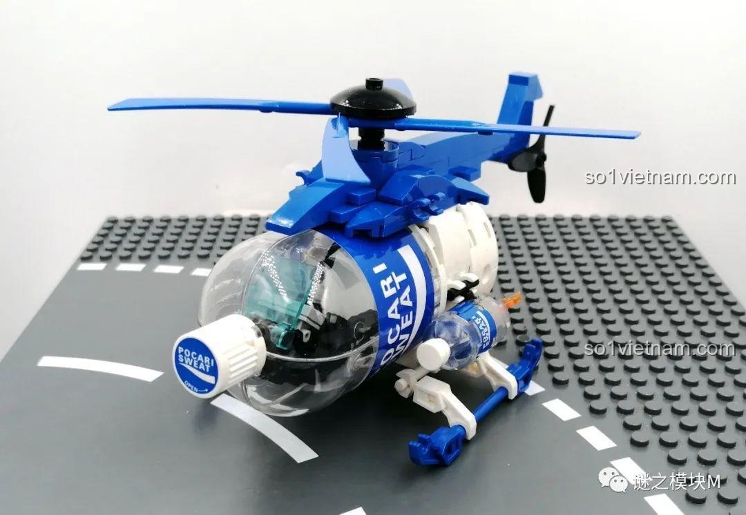 Mặt sau của mô hình trực thăng Lizhi của Pocari Sweat, hiển thị phần đuôi và cánh quạt nhỏ.