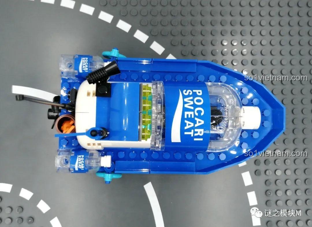 Mô hình trực thăng Lizhi của Pocari Sweat, nhìn từ phía trước, với cánh quạt và thân hình chai nước.