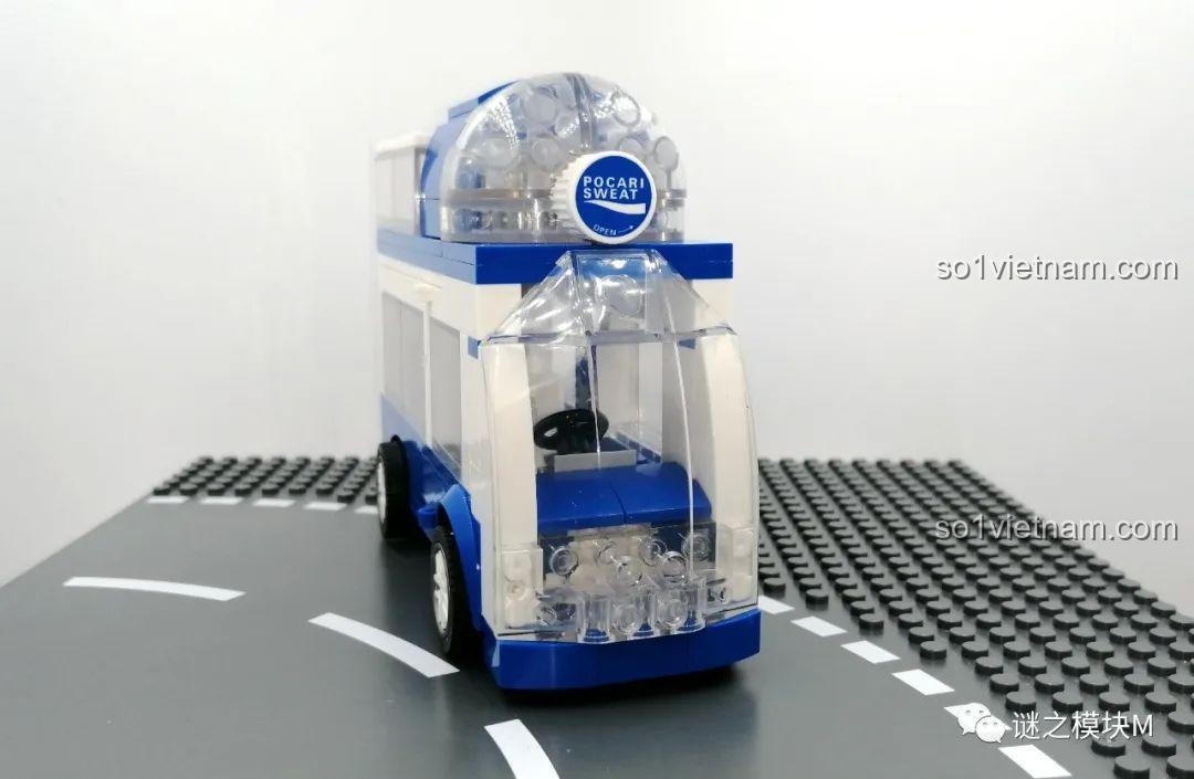 Phần đầu xe buýt Kuangxiangqu của Pocari Sweat, với kính chắn gió lớn và logo Pocari Sweat trên nóc.