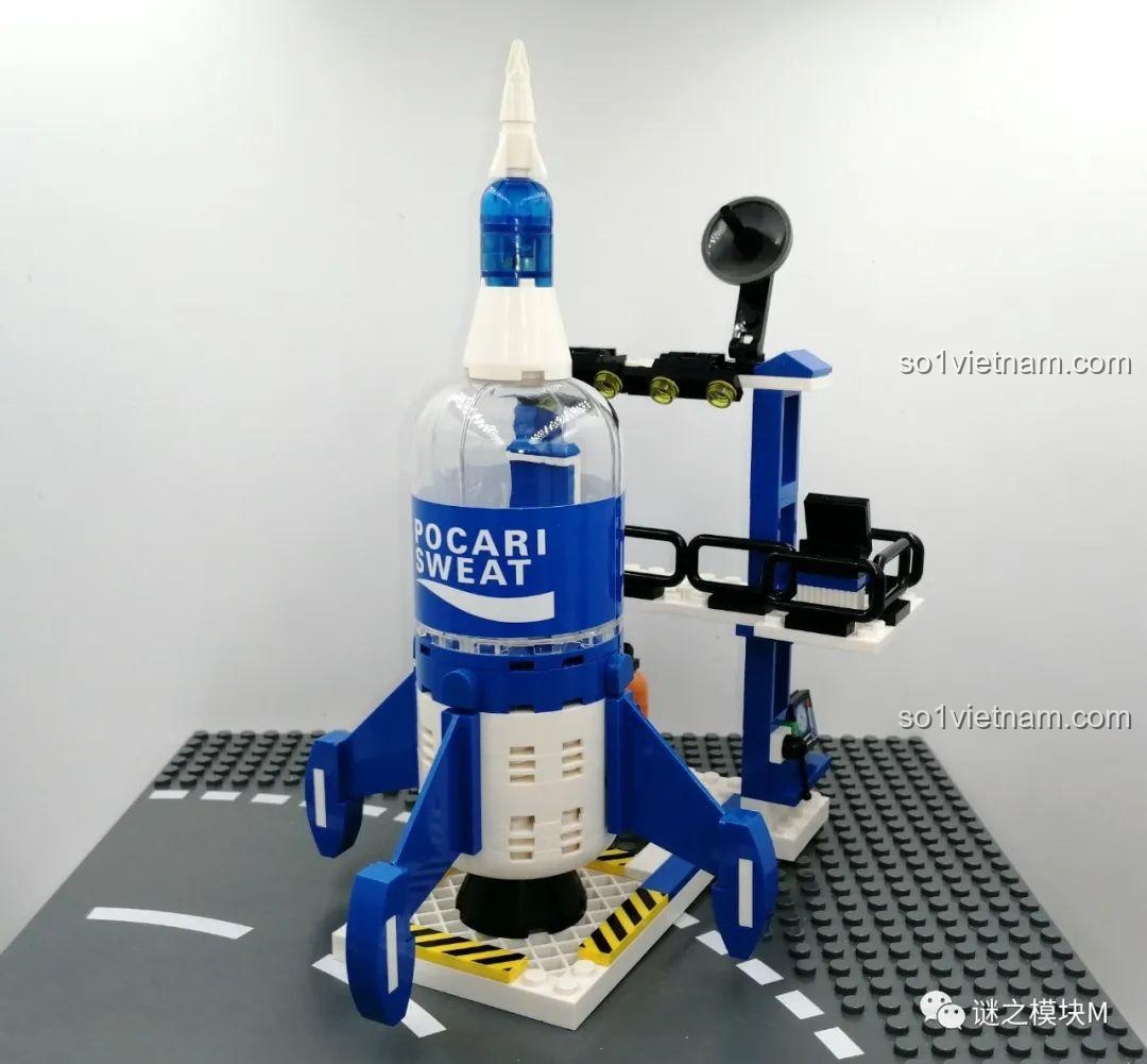 Mô hình xe buýt Kuangxiangqu với các minifigure Pocari Sweat và chai nước mini xếp hàng bên cạnh.