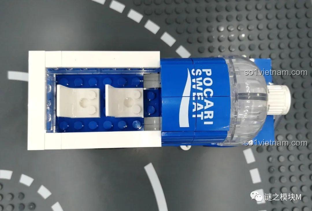 Nội thất bên trong xe buýt Kuangxiangqu của Pocari Sweat, hiển thị ghế ngồi và không gian cho minifigure.