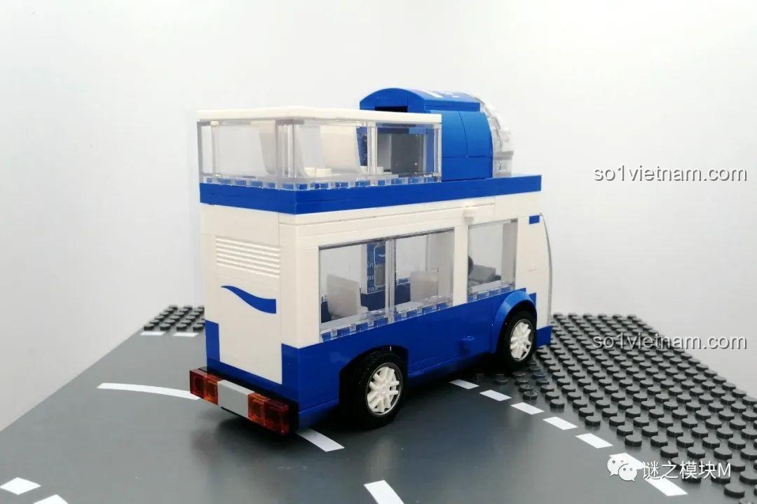 Mô hình xe buýt hai tầng Kuangxiangqu của Pocari Sweat, màu xanh trắng, nhìn từ phía sau.