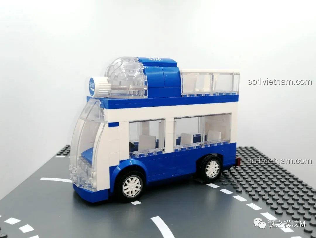 Mô hình xe buýt hai tầng Kuangxiangqu của Pocari Sweat, màu xanh trắng, nhìn từ phía trước.