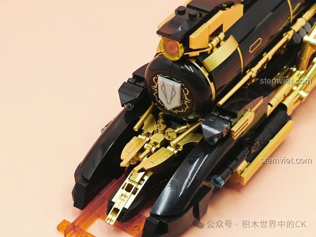 Cận cảnh các đường ống và chi tiết cơ khí trên thân mô hình Tàu Sao Băng JIESTAR 58113, cho thấy sự tỉ mỉ.