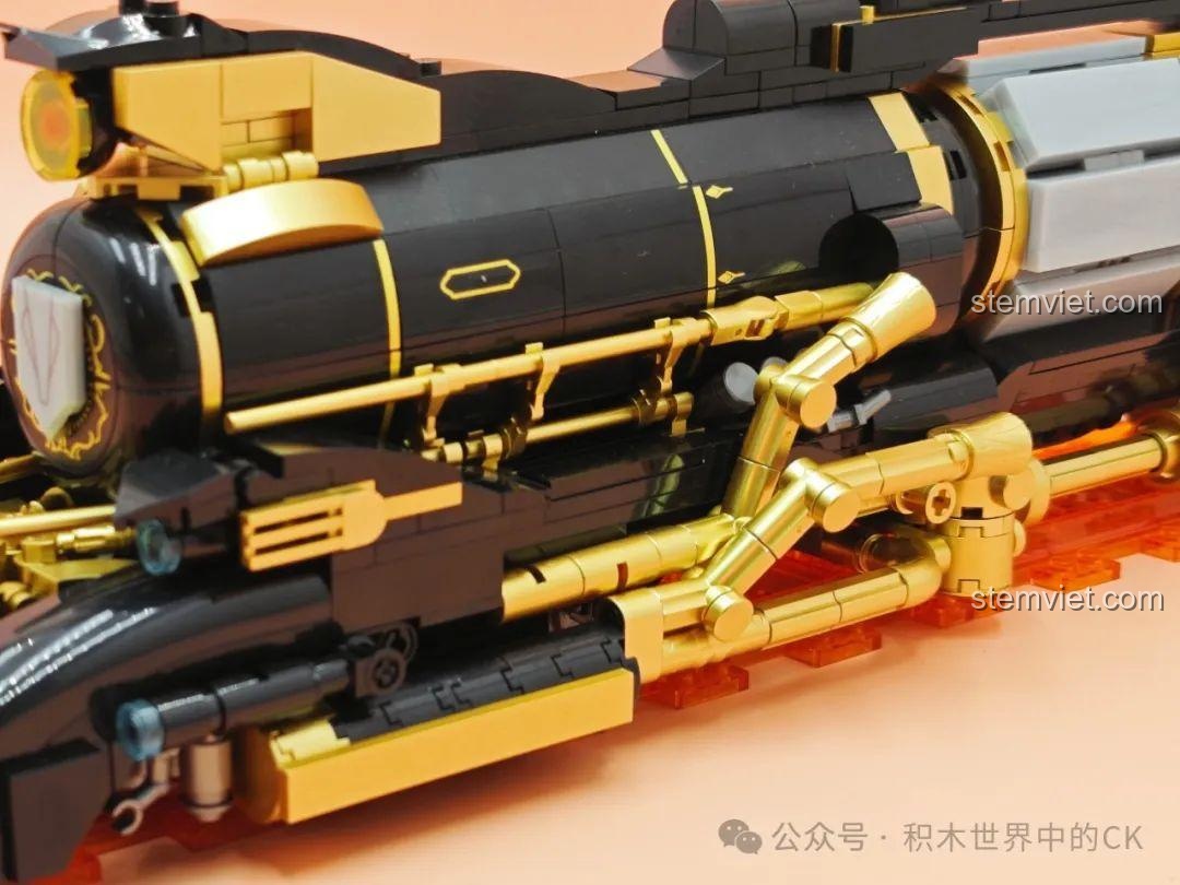 Cận cảnh phần thân giữa của mô hình Tàu Sao Băng JIESTAR 58113, với các họa tiết trang trí và chi tiết màu bạc.