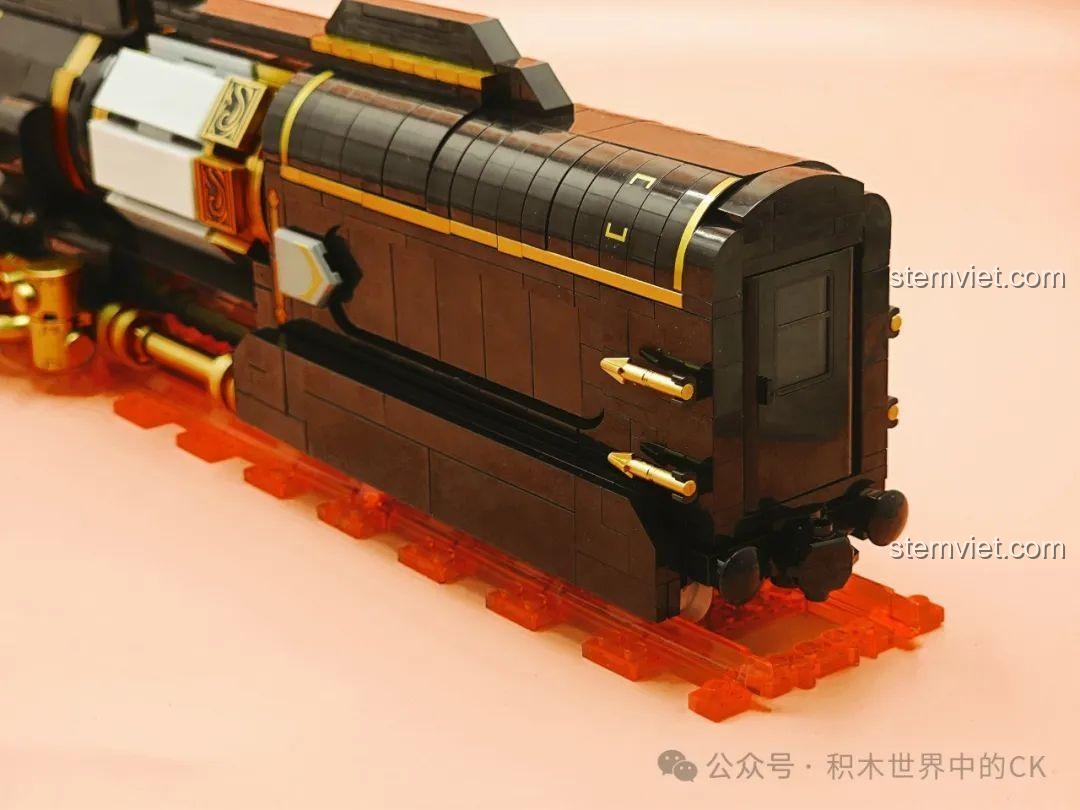 Khoang bên trong của mô hình Tàu Sao Băng JIESTAR 58113 được mở ra, cho thấy không gian để lắp đặt đèn LED.