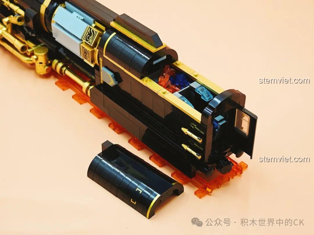 Mô hình Tàu Sao Băng JIESTAR 58113 với phần nắp được tháo rời, cho thấy cấu trúc bên trong và các mảnh ghép màu xanh.