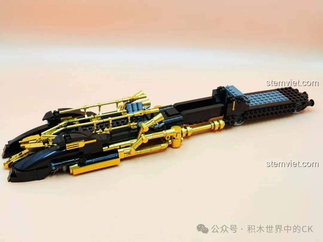 Tiến độ lắp ráp bộ lắp ráp Tàu Honkai Star Rail JIESTAR 58113, các chi tiết màu vàng bắt đầu được thêm vào thân tàu.