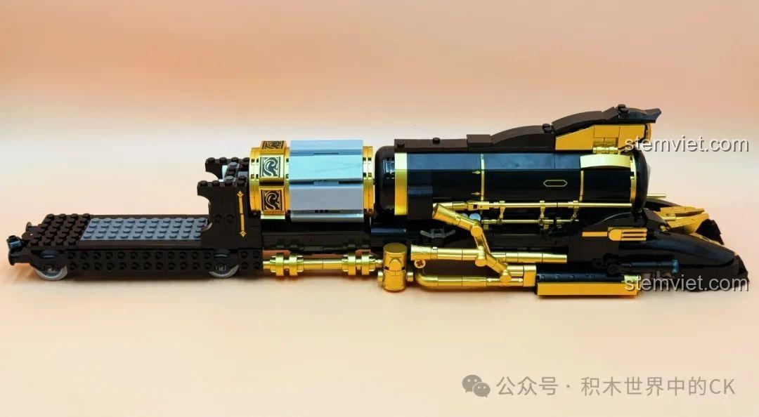 Quá trình ghép nối các phần của mô hình Tàu Sao Băng JIESTAR 58113, cho thấy sự khớp khít của các mảnh ghép.