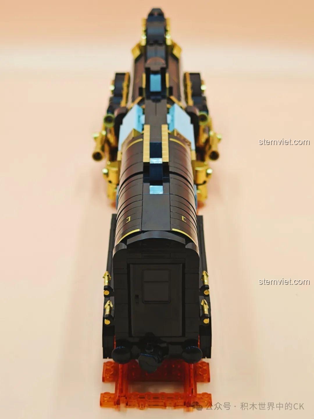 Góc nhìn từ trên cao xuống phần đuôi của mô hình Tàu Sao Băng JIESTAR 58113, làm nổi bật cấu trúc tổng thể.