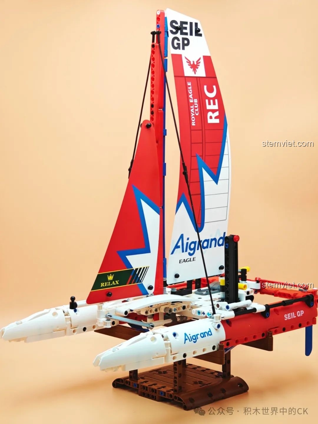 Một góc nhìn khác của mô hình thuyền buồm JIESTAR 58124 hoàn chỉnh, nổi bật trên chiếc đế trưng bày chắc chắn.