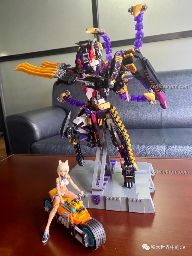 Mô hình robot Mecha JIESTAR 67010 Kỵ Sĩ Tai Ương hoàn chỉnh, đứng oai vệ cùng minifigure và xe máy, thể hiện sự đồ sộ và chi tiết.