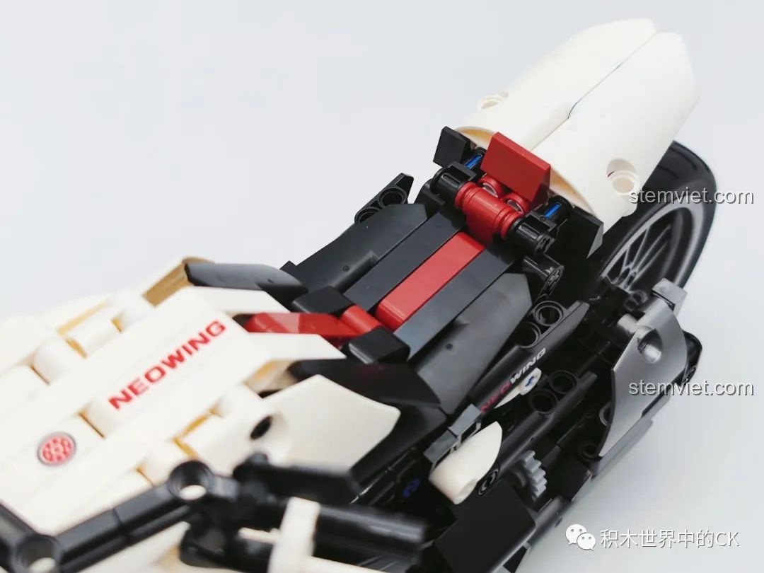 Cận cảnh bánh xe sau với lốp cao su dày dặn và vân lốp rõ nét của mô hình JIESTAR 91024 Mô Tô Ba Bánh Honda Neo Wing RC. Đây là đồ chơi lắp ráp xe mô tô điều khiển từ xa.