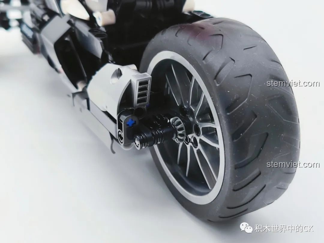 Cận cảnh đèn hậu đỏ nổi bật và các chi tiết nhỏ ở đuôi xe của mô hình JIESTAR 91024 Mô Tô Ba Bánh Honda Neo Wing RC. Đây là đồ chơi lắp ráp xe mô tô điều khiển từ xa.