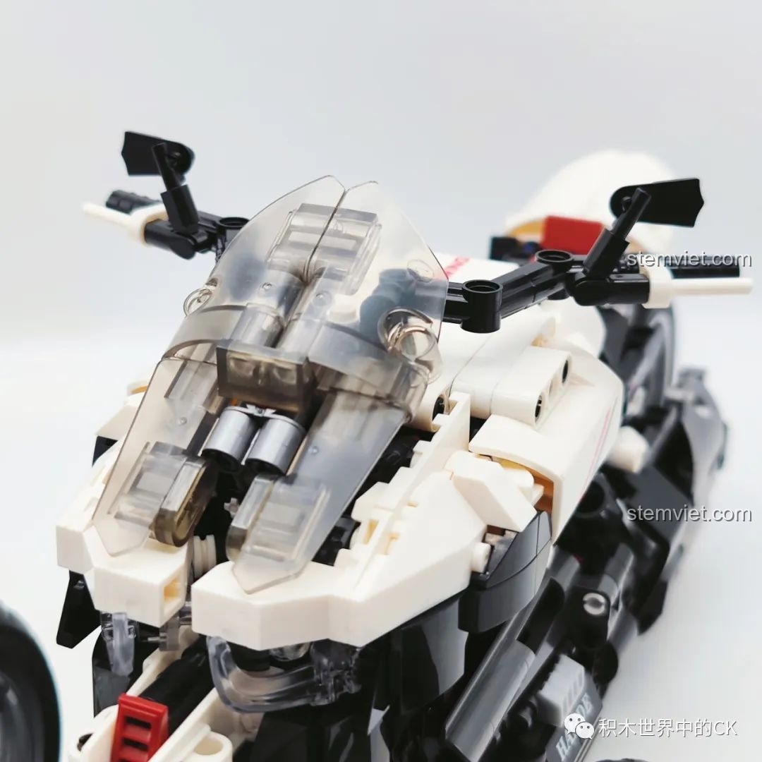 Cận cảnh kính chắn gió trong suốt và tay lái của mô hình JIESTAR 91024 Mô Tô Ba Bánh Honda Neo Wing RC, thể hiện độ chi tiết cao. Đây là đồ chơi lắp ráp xe mô tô điều khiển từ xa.