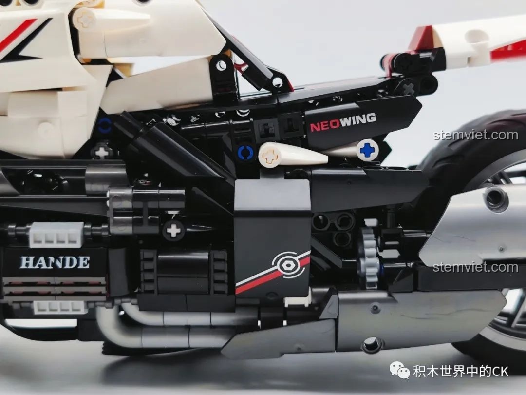 Cận cảnh các chi tiết nhỏ trên thân xe của mô hình JIESTAR 91024 Mô Tô Ba Bánh Honda Neo Wing RC, bao gồm đèn và khe tản nhiệt. Đây là đồ chơi lắp ráp xe mô tô điều khiển từ xa.