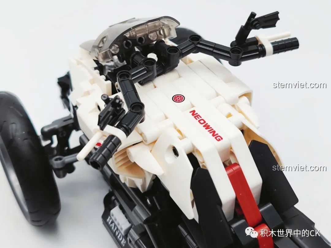 Cận cảnh yên xe và phần thân trên của mô hình JIESTAR 91024 Mô Tô Ba Bánh Honda Neo Wing RC, thiết kế gọn gàng và thể thao. Đây là đồ chơi lắp ráp xe mô tô điều khiển từ xa.