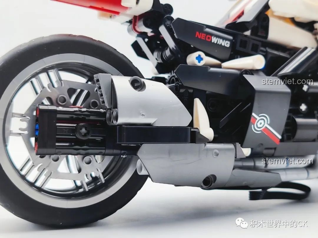 Một bé gái đang điều khiển mô hình JIESTAR 91024 Mô Tô Ba Bánh Honda Neo Wing RC bằng remote, thể hiện tính năng điều khiển từ xa. Đây là đồ chơi lắp ráp xe mô tô điều khiển từ xa.