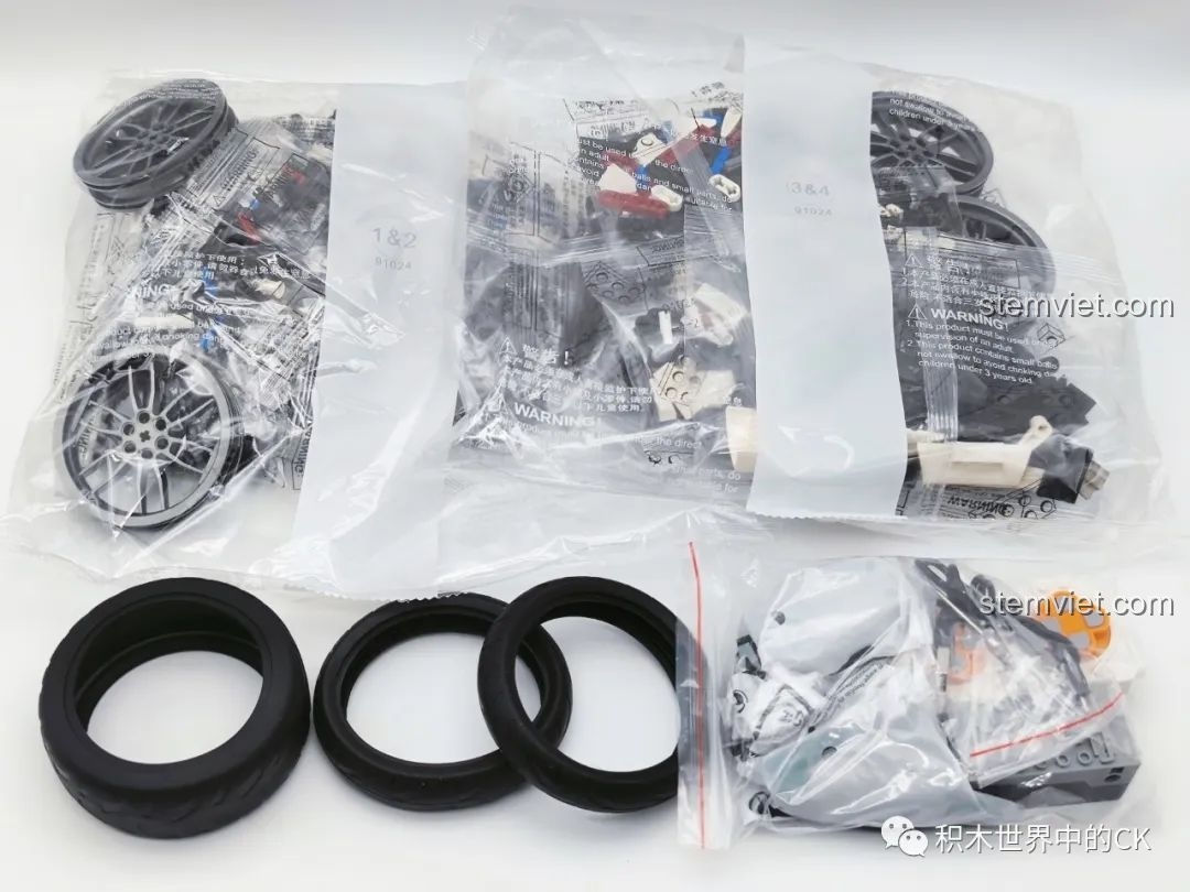 Toàn bộ mảnh ghép và lốp xe cao su của bộ lắp ráp JIESTAR 91024 Mô Tô Ba Bánh Honda Neo Wing RC được sắp xếp gọn gàng. Đây là đồ chơi lắp ráp xe mô tô điều khiển từ xa.