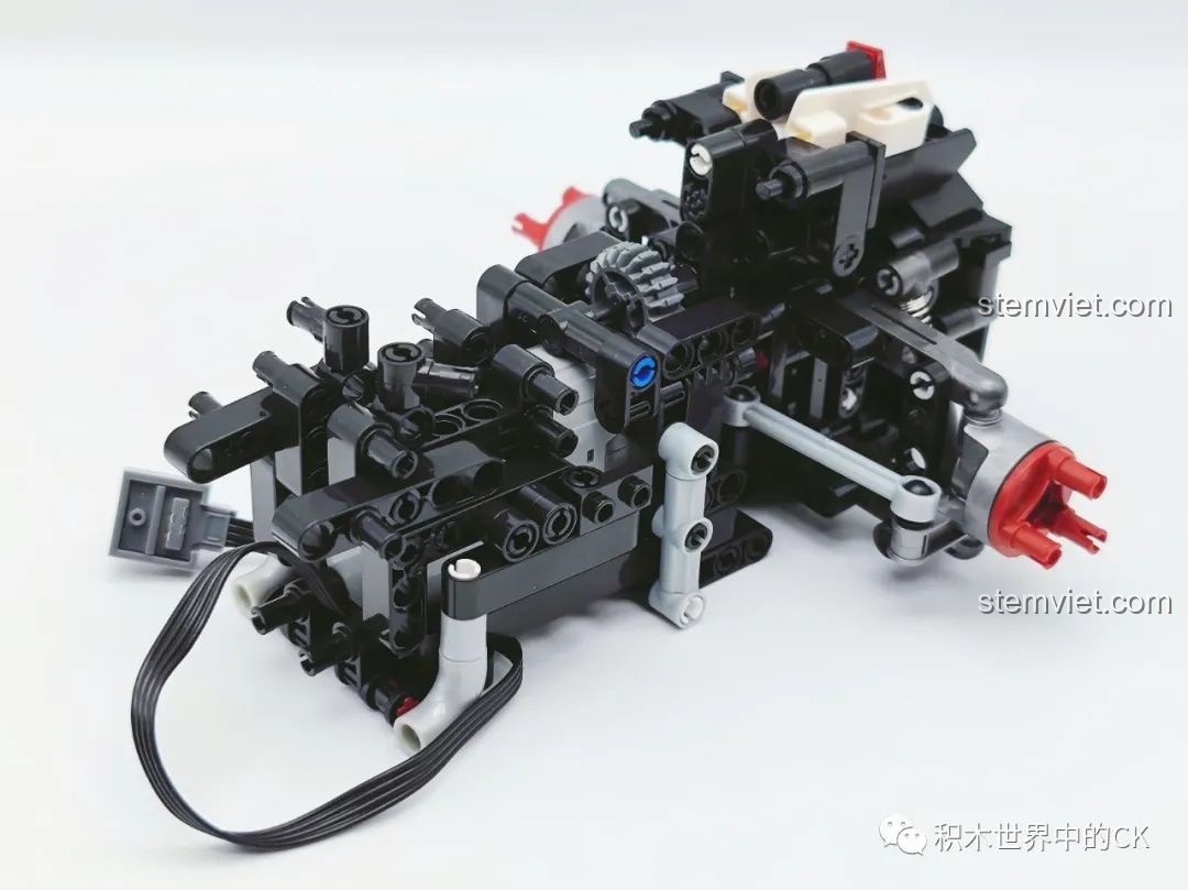 Giai đoạn đầu của quá trình lắp ráp bộ JIESTAR 91024 Mô Tô Ba Bánh Honda Neo Wing RC, tập trung vào khung sườn và hệ thống động cơ. Đây là đồ chơi lắp ráp xe mô tô điều khiển từ xa.