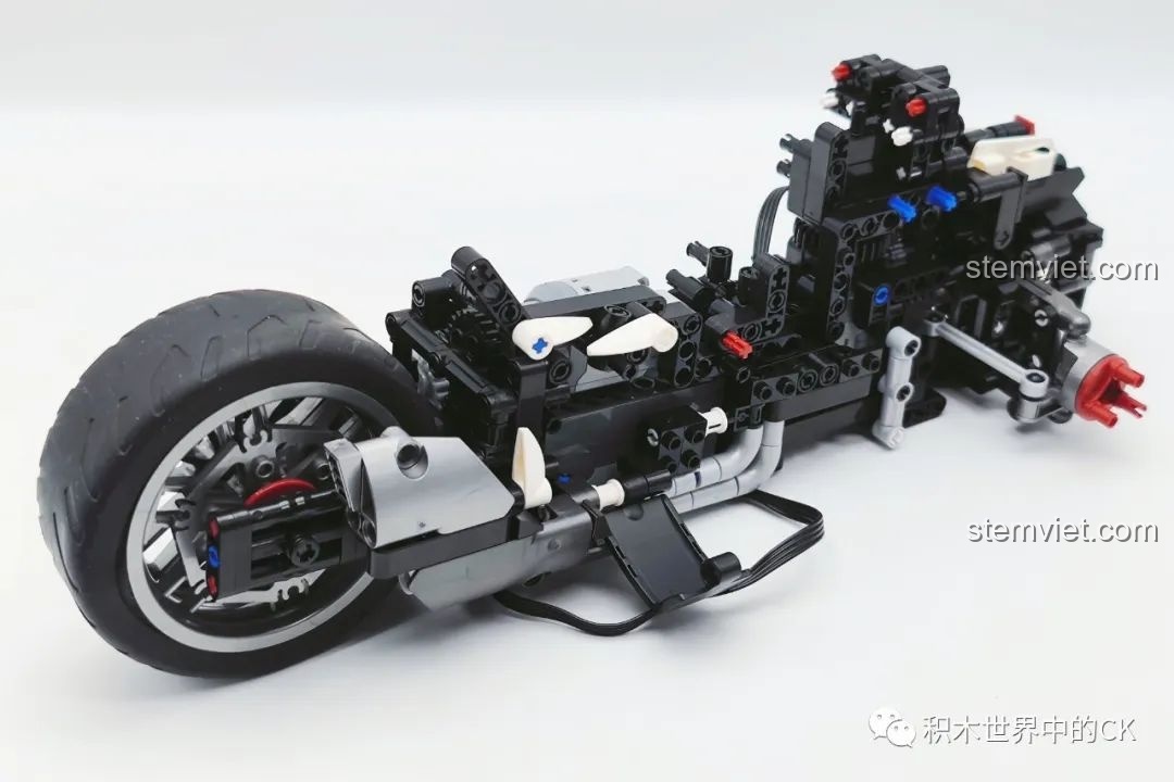 Tiến độ lắp ráp bộ JIESTAR 91024 Mô Tô Ba Bánh Honda Neo Wing RC, hình dáng xe dần hiện rõ với bánh sau được gắn. Đây là đồ chơi lắp ráp xe mô tô điều khiển từ xa.