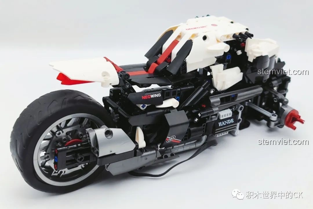 Mô hình JIESTAR 91024 Mô Tô Ba Bánh Honda Neo Wing RC ở giai đoạn giữa, phần thân xe và yên xe đã được lắp. Đây là đồ chơi lắp ráp xe mô tô điều khiển từ xa.