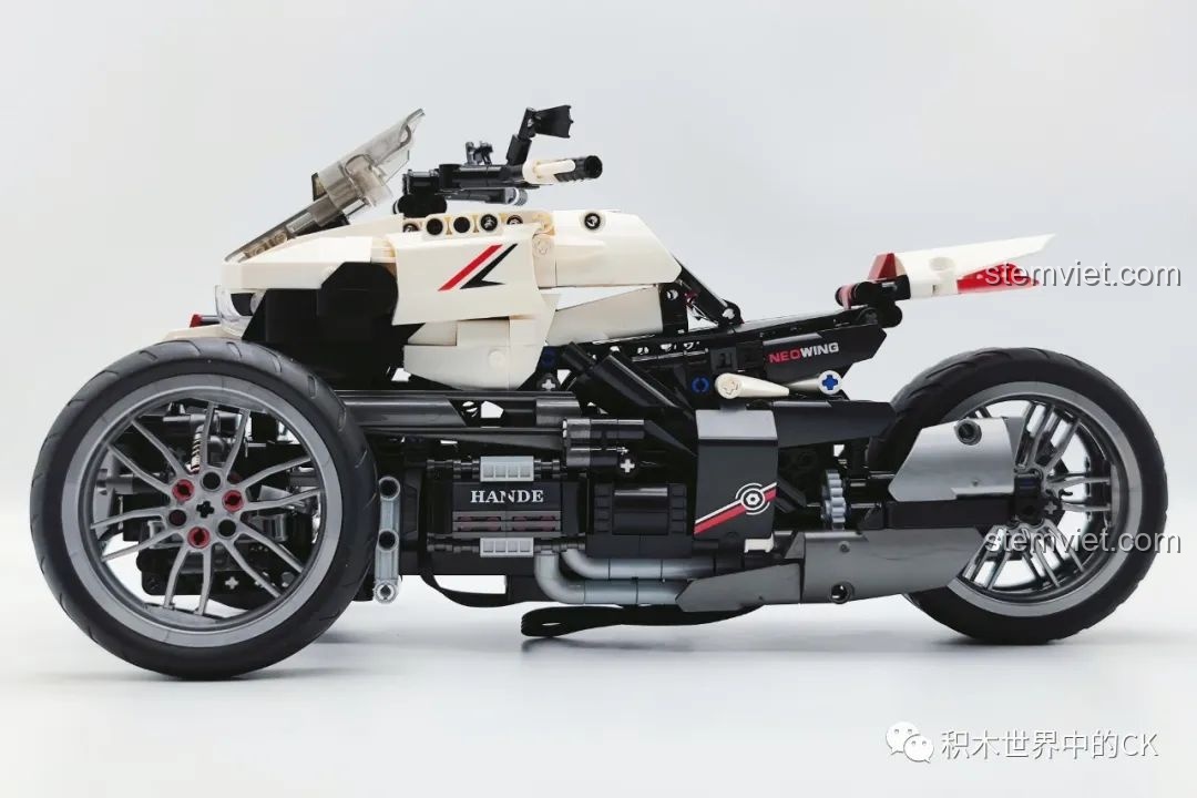 Mô hình JIESTAR 91024 Mô Tô Ba Bánh Honda Neo Wing RC hoàn chỉnh nhìn từ bên hông, cho thấy thiết kế khí động học và sự cân đối. Đây là đồ chơi lắp ráp xe mô tô điều khiển từ xa.
