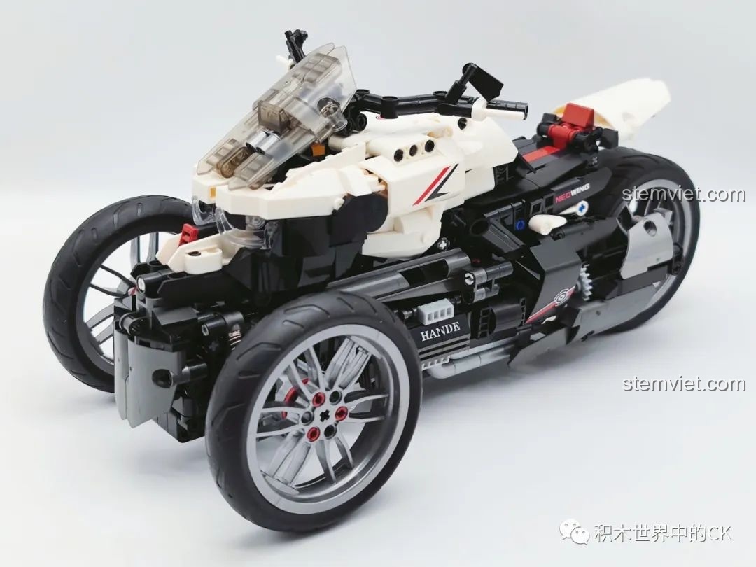 Mô hình hoàn chỉnh của JIESTAR 91024 Mô Tô Ba Bánh Honda Neo Wing RC nhìn từ góc chính diện, thể hiện thiết kế mạnh mẽ và hiện đại. Đây là đồ chơi lắp ráp xe mô tô điều khiển từ xa.