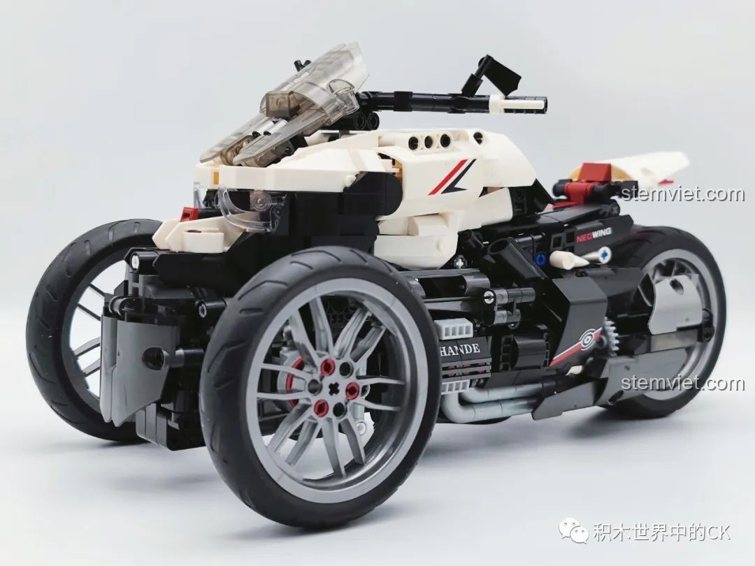 Mô hình JIESTAR 91024 Mô Tô Ba Bánh Honda Neo Wing RC hoàn chỉnh nhìn từ góc chéo, tôn lên vẻ hầm hố và cá tính của xe. Đây là đồ chơi lắp ráp xe mô tô điều khiển từ xa.