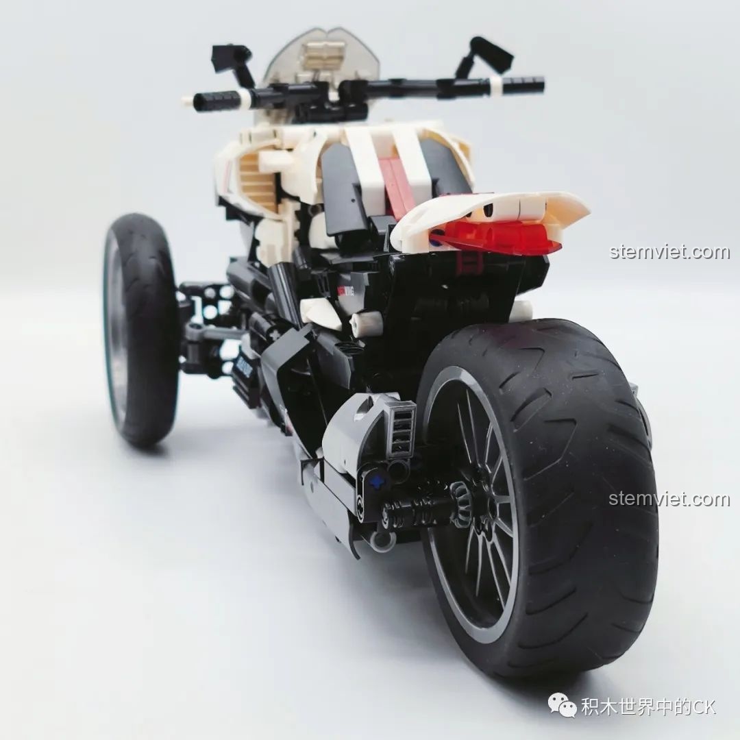 Mô hình JIESTAR 91024 Mô Tô Ba Bánh Honda Neo Wing RC hoàn chỉnh nhìn từ phía sau chéo, nổi bật đèn hậu đỏ và thiết kế đuôi xe. Đây là đồ chơi lắp ráp xe mô tô điều khiển từ xa.