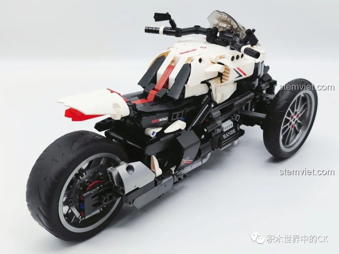 Mô hình JIESTAR 91024 Mô Tô Ba Bánh Honda Neo Wing RC hoàn chỉnh nhìn từ góc thấp phía sau, tôn lên vẻ hầm hố của xe. Đây là đồ chơi lắp ráp xe mô tô điều khiển từ xa.