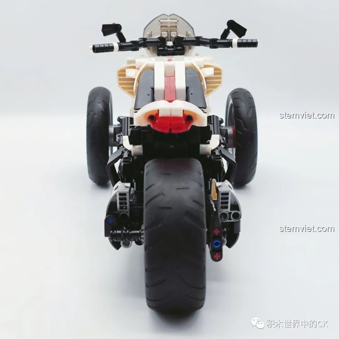 Mô hình JIESTAR 91024 Mô Tô Ba Bánh Honda Neo Wing RC hoàn chỉnh nhìn từ phía sau, thể hiện sự vững chãi và mạnh mẽ. Đây là đồ chơi lắp ráp xe mô tô điều khiển từ xa.