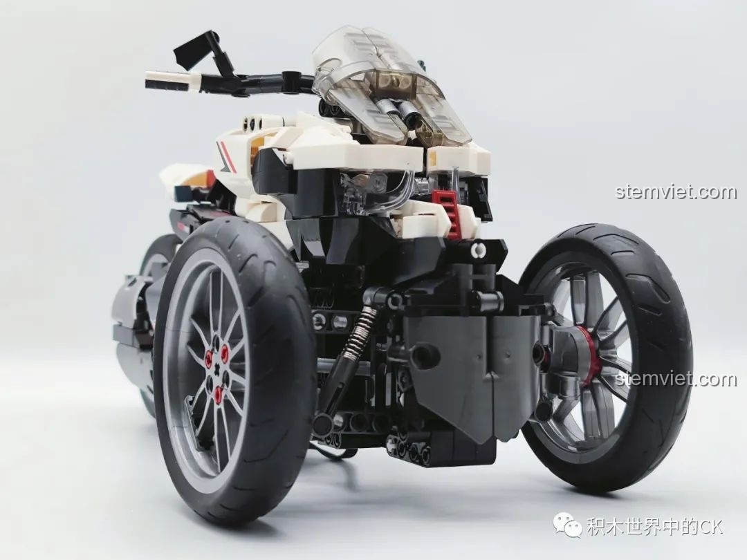 Mô hình JIESTAR 91024 Mô Tô Ba Bánh Honda Neo Wing RC hoàn chỉnh nhìn từ góc thấp phía trước, tôn lên vẻ mạnh mẽ của