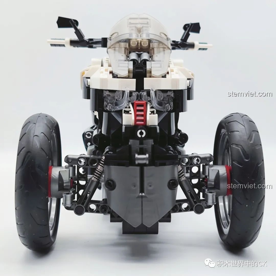 Mô hình JIESTAR 91024 Mô Tô Ba Bánh Honda Neo Wing RC hoàn chỉnh nhìn từ phía trước, nổi bật hai bánh xe lớn và hệ thống giảm xóc. Đây là đồ chơi lắp ráp xe mô tô điều khiển từ xa.