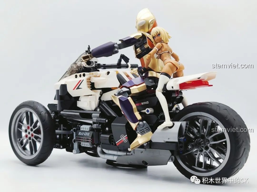 Mô hình JIESTAR 91024 Mô Tô Ba Bánh Honda Neo Wing RC được trưng bày cùng figure trong tư thế hành động, thể hiện khả năng sáng tạo. Đây là đồ chơi lắp ráp xe mô tô điều khiển từ xa.