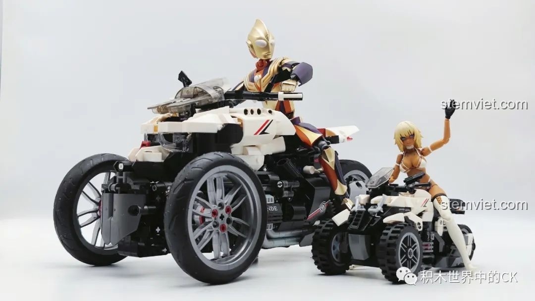Mô hình JIESTAR 91024 Mô Tô Ba Bánh Honda Neo Wing RC được trưng bày cùng figure và một mô hình xe nhỏ hơn, khuyến khích sự sáng tạo. Đây là đồ chơi lắp ráp xe mô tô điều khiển từ xa.