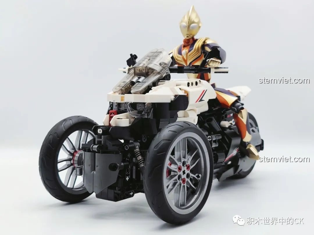 Góc nghiêng của mô hình JIESTAR 91024 Mô Tô Ba Bánh Honda Neo Wing RC với figure Ultraman, tôn lên vẻ mạnh mẽ của sự kết hợp. Đây là đồ chơi lắp ráp xe mô tô điều khiển từ xa.