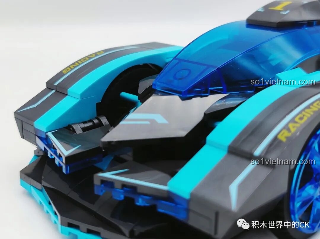 Cận cảnh bánh xe màu xanh trong suốt của JIESTAR 92019 Xe đua Vision GT RC, với thiết kế mâm độc đáo.